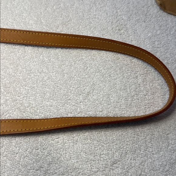 Louis Vuitton Beige Leather Crossbody Strap 
Gold Clasp with box and dust bag - Picture 9 of 14